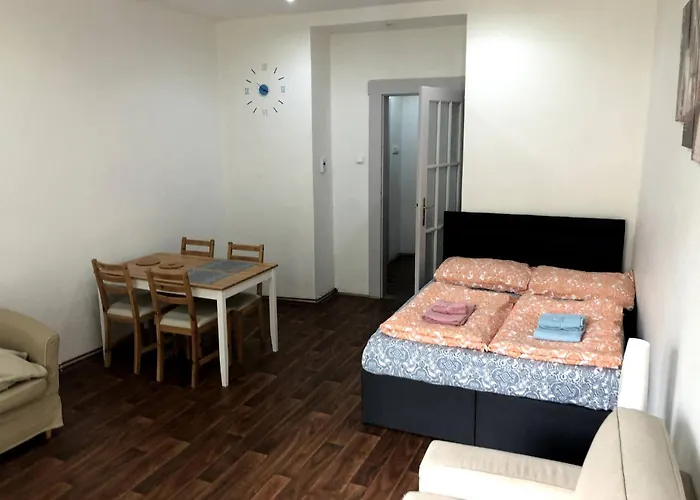 Pleasant With Terrace, 1 Min. From Metro 아파트