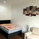 Apartment Pleasant With Terrace, 1 Min. From Metro