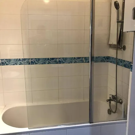 Apartamento Pleasant With Terrace, 1 Min. From Metro