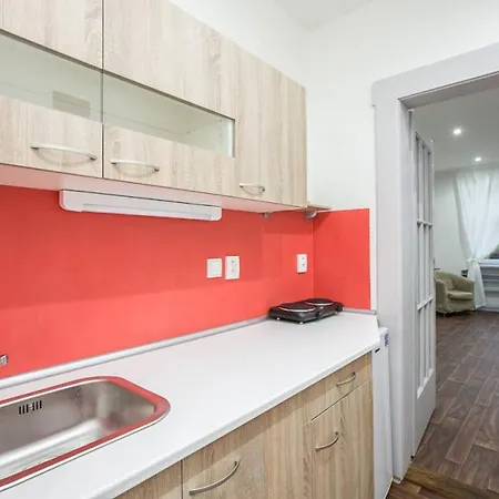 Apartamento Pleasant With Terrace, 1 Min. From Metro