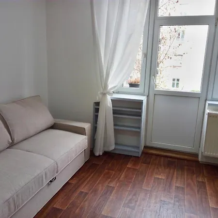 Pleasant With Terrace, 1 Min. From Metro Praga