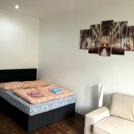 Apartamento Pleasant With Terrace, 1 Min. From Metro